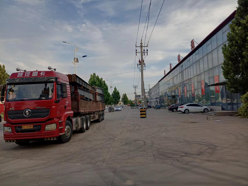 鋼構件排隊等候出庫