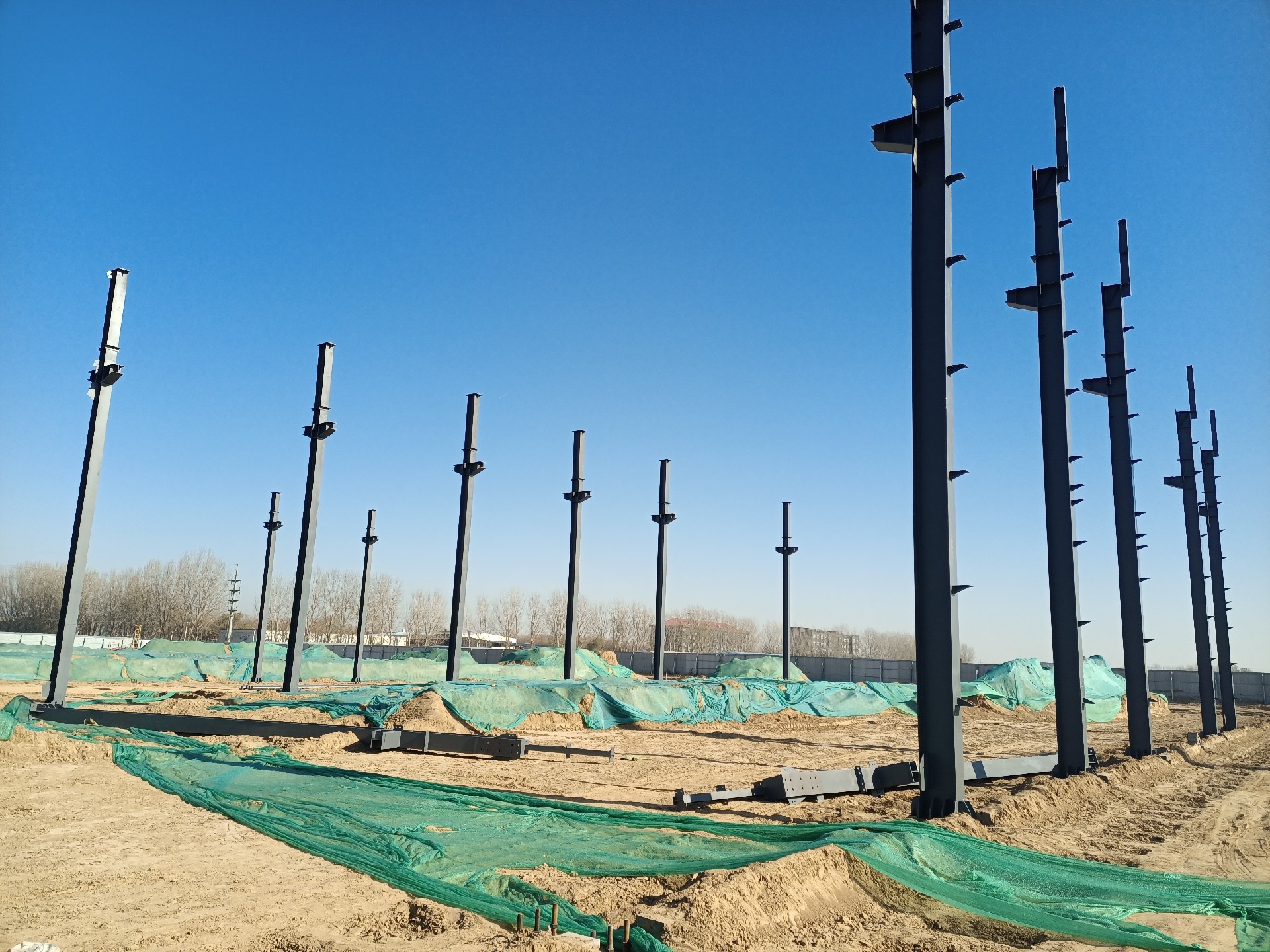 鋼結構立柱施工，衡水鋼結構廠家，衡水鋼結構廠，衡水鋼結構廠房，衡水廠房車間加工，金鼎鋼構，衡水鋼結構加工廠，金鼎鋼結構，激光切割加工鋼結構，機械手焊接鋼結構