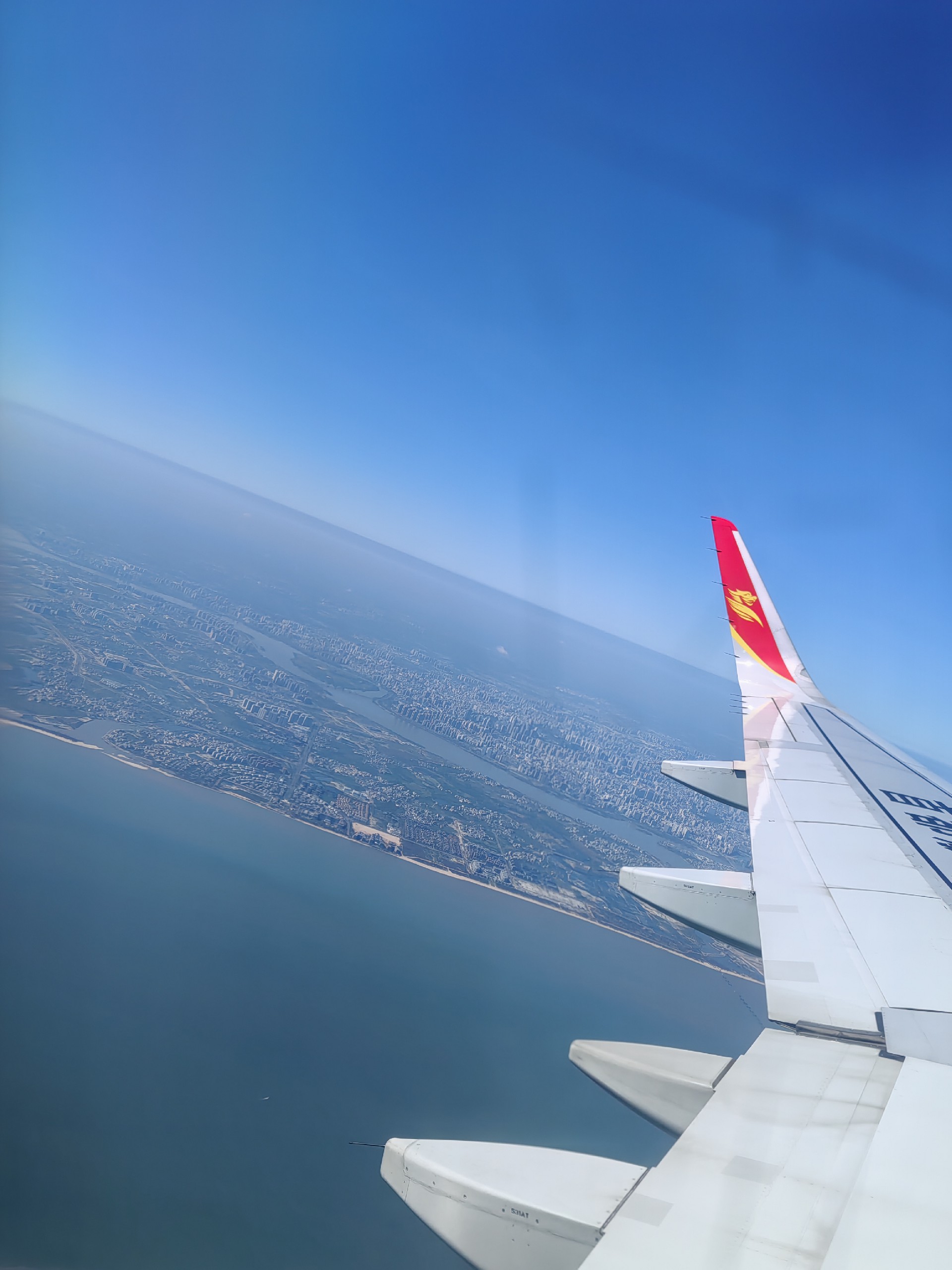 廠房鋼構(gòu)**廠家 鋼構(gòu)工程人俯瞰海南海口.jpg